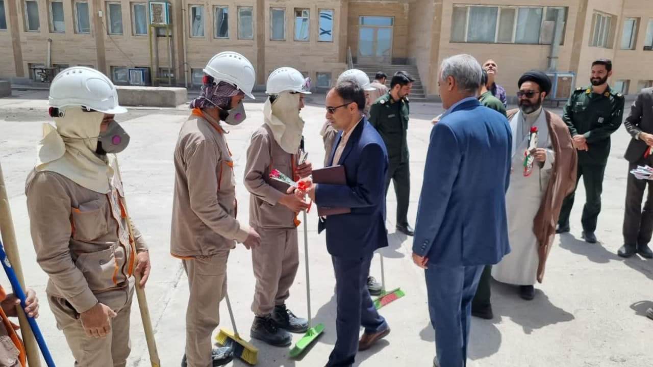 تقدیر از کارگران خط تولید کارخانه سیمان باقران  در هفته کار و کارگر