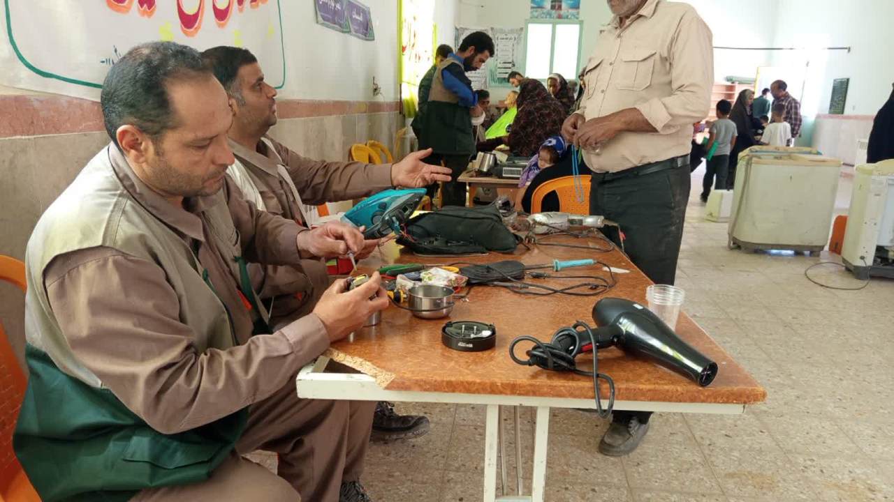 خدمت‌ رسانی گروه جهادی شهید برونسی کارخانه سیمان باقران به مناسبت گرامیداشت هفته دفاع مقدس در مرکز بخش میاندشت