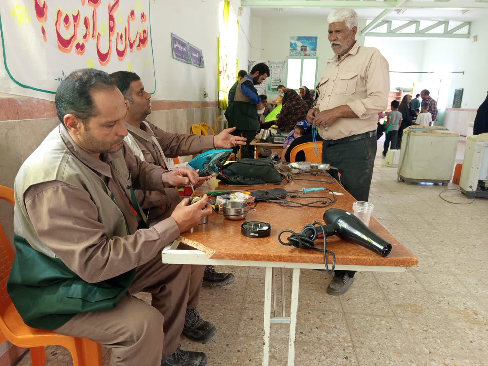 خدمت‌ رسانی گروه جهادی شهید برونسی کارخانه سیمان باقران به مناسبت گرامیداشت هفته دفاع مقدس در مرکز بخش میاندشت